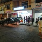 La víctima fue embarcada en un vehículo y trasladada hasta la parte de adentro del hospital.