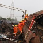 Labor. Los equipos de socorro trabajaron horas para sacar a los heridos.