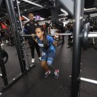 Rubby Andrade destina cuatro horas diarias para entrenar el deporte powerlifting o levantamiento de potencia. Su entrenador David de Jesús la supervisa.