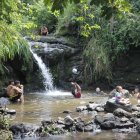 Jóvenes y adultos llegan al punto para pasar un rato ameno y conectar con la naturaleza oculta de Guayaquil.