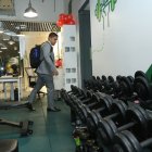 Compensación Empleados de un banco salen del trabajo y suben unos pisos al gimnasio de la entidad.