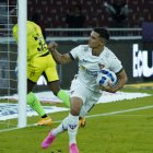 Alexander Alvarado marcó un doblete en la victoria de los albos sobre Libertad.