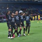 La delantera de los rayados tuvo al joven Yaimar Medina (c) y al experimentado boliviano Marcelo Moreno Martins (d).