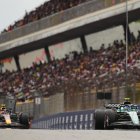 El piloto español de Aston Martin, Fernando Alonso (d), seguido por el mexicano de Red Bull, Sergio Pérez (I), durante el Gran Premio de España de Fórmula Uno, en el Circuito de Barcelona-Catalunya.