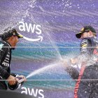 El piloto neerlandés de Red Bull, Max Verstappen, y el británico de Mercedes, Lewis Hamilton (i), en el podio del Gran Premio de España de Fórmula Uno.