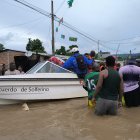 El Cuerpo de Bomberos de Esmeraldas rescató a las personas atrapadas por las lluvias.