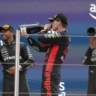 El piloto neerlandés de Red Bull, Max Verstappen (c), y los británicos de Mercedes, Lewis Hamilton y George Russell (d).