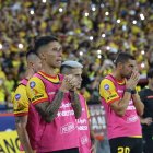 Reacción de los jugadores de Barcelona, durante el lanzamiento penal de Damián Díaz, en el Clásico del Astillero.