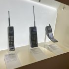 Exhibición.- En el museo de tecnología se ve uno de los primeros móviles que salieron al mercado.