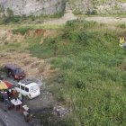 En la zona crece la maleza y, paralelamente, hay negocios informales de todo tipo. El peligro también es otra problemática en este punto de la Perimetral.