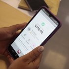 Tecnología.- Una persona realiza una transferencia de dinero virtualmente.