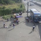 A diario, decenas de usuarios aterrizan al punto para ir hacia la Península. Ahí también se estacionan cooperativas que van hacia la costa.