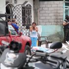 Los cuerpos de dos de los fallecidos quedaron tendidos en el portal de una casa.