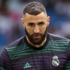 El delantero francés del Real Madrid Karim Benzema en el calentamiento previo al inici del partido de la última jornada de Liga que el Real Madrid y el Athletic disputan este domingo en el estadio Santiago Bernabéu de la capital. EFE/Daniel Gonzalez