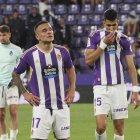 VALLADOLID, 04/06/2023.- Los jugadores del Valladolid, Roque Mesa (i) y el marroquí Jawad El Yamiq, tras descender a Segunda División a la finalización del encuentro correspondiente a la última jornada que han disputado hoy domingo frente al Getafe en el estadio José Zorrilla, en la capital pucelana. EFE / R. García.