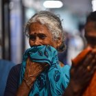 Una mujer busca a su hijo, herido en el accidente, entre los viajeros de un tren especial que ha trasladado a viajeros de los trenes siniestrados a la ciudad india de Chennai.