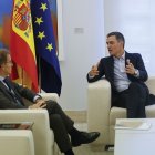 El presidente del Gobierno, Pedro Sánchez, con el líder del PP, Alberto Núñez Feijóo, en La Moncloa / archivo.
