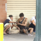 En plena avenida 9 de Octubre y García Avilés, un aparente reciclador y consumidor se quedó dormido afuera de una farmacia, a la vista de los transeúntes.