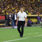 Fabián Bustos renunció a su cargo como entrenador de Barcelona, tras perder el Clásico del Astillero.