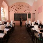 Niñas afganas atienden en una clase en Herat (Afganistán) en una foto de archivo.
