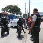 Resguardo. Un grupo de policías seguía la ruta de la caravana.