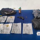 Evidencia. En poder de los detenidos se hallaron panfletos extorsivos.