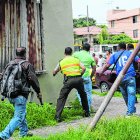 Acción. Policías, varios vestidos de civil, ejecutan un operativo en una zona del suburbio de Guayaquil.