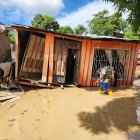 Una vivienda entera fue arrastrada más de 10 metros en el barrio 50 Casas. Los moradores trataban de recoger las cosas.