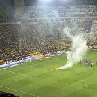 Hinchas de Barcelona arrojaron bengalas al terreno de juego tras perder el Clásico.