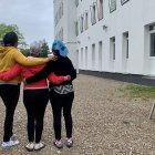 Asistencia. Tres mujeres cubanas en el centro de refugiados de Borici.