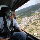 Fotografía cedida por Presidencia de Ecuador que muestra al presidente ecuatoriano, Guillermo Lasso, mientras realiza un sobrevuelo hoy por las áreas afectadas en la provincia de Esmeraldas (Ecuador).