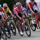 Richard Carapaz (c) durante la tercera jornada del Critérium del Dauphiné.