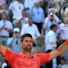 Novak Djokovic y su celebración tras imponerse en cuatro sets a Karen Khachanov.