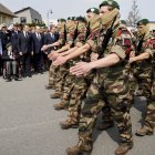 Autoridades de Gobierno, de las Fuerzas Armadas y Veteranos de Guerra observan un desfile en homenaje a los 177 miembros franceses de la unidad de comando de Fusileros Marins "Commando Kieffer", que participaron en el desembarco de Normandía,