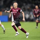 Andres Iniesta (c) durante el amistoso ante el Barcelona que marcó su despedida del cuadro japonés.