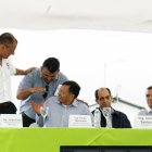 Manabí. Pedro Merizalde (sentado en el centro) junto con Jorge Glas y José Conceicao Santos, exrepresentante de Odebrecht, en un evento sobre la Refinería del Pacífico, en 2013.