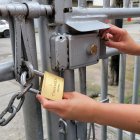 Más de 30 personas llegan a tener una copia de la llave del candado y de la cerradura de cada puerta que hay en una peatonal, por lo general son una al ingreso y otra a la salida.