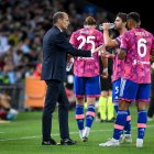 Udine (Italy), 04/06/2023.- Juventus"s Head Coach Massimiliano Allegri (C) talks to players during the Italian Serie A soccer match between Udinese Calcio and Juventus FC in Udine, Italy, 04 June 2023. (Italia) EFE/EPA/ETTORE GRIFFONI