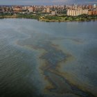 Fotografía aérea de una mancha de petróleo sobre el lago de Maracaibo, (Venezuela), difundida el lunes lunes 5 de junio.