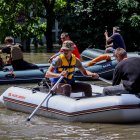 La gente se desplaza en botes de goma por las calles inundadas de Kherson, Ucrania, el 07 de junio de 2023.