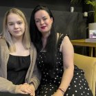 Pistas. La ucraniana Yaroslava Afanasenko (d) y su hija viven en Madrid.