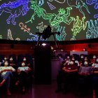 Un grupo de personas asisten a las primeras funciones tras la reciente reapertura del Planetario Nacional Mutsumi Ishitsuka, en Lima.