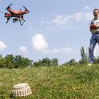 Un dron con inteligencia artificial que se utiliza para la detección y limpieza de minas antipersona en zonas en conflicto, según mostró hoy el Comité Internacional de la Cruz Roja (CICR).