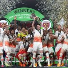 Prague (Czech Republic), 07/06/2023.- Team of West Ham celebrates with the trophy after winning the UEFA Europa Conference League Final soccer match between AFC Fiorentina and West Ham United, in Prague, Czech Republic, 07 June 2023. (República Checa, Praga) EFE/EPA/MARTIN DIVISEK