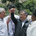 El presidente de Colombia, Gustavo Petro (c), acompañado por la vicepresidenta, Francia Márquez (d); y el ministro de Salud, Guillermo Alfonso Jaramillo (i), entre otros, llega para acompañar a sus allegados y simpatizantes a la Casa del Florero, hoy, en el centro de Bogotá (Colombia). EFE/ Mauricio Dueñas Castañeda