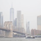 El humo como resultado de los incendios forestales canadienses envuelve el horizonte de la ciudad de Nueva York, convirtiéndolo en la peor calidad del aire en el mundo en este momento, visto desde el distrito de Brooklyn de Nueva York, Nueva York, EE. UU., 07 de junio de 2023.
