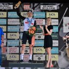 Mikkel Bjerg (UAE Emirates) en la cima del podio de la cuarta etapa.