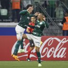 Joaquín Piquerez (i) de Palmeiras celebra su gol hoy, en un partido de la fase de grupos de la Copa Libertadores entre Palmeiras y Barcelona SC en el estadio Allianz Parque en Sao Pablo (Brasil).