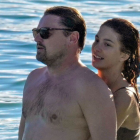 Leonardo DiCaprio junto a la modelo Megan Roche.
