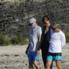 Leonardo DiCaprio (izquierda) junto a la modelo Meghan Roche y un acompañante.